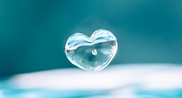 Sydämmen muotoinen vesipisara